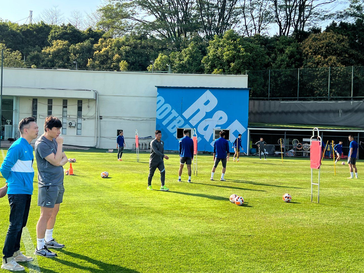 今日焦点战预告18:00韩职联升降级附加赛 釜山偶像vs水原FC、金浦FCvsFC江原 首回合谁能先拔头筹？20:00亚冠赛事武汉三镇 VS 浦项制铁，武汉三镇能否捍卫主场颜面？03:00 英超赛场谢菲尔德联 VS 利物浦，谢菲尔德联临阵换帅，利物浦笑纳三分？04:15 英超 曼联 VS 切尔西，红蓝大战，曼联内部频传将帅不合之声，切尔西乘势再取一胜？事件图片报：穆勒想再踢一年，若续约他希望不降薪&转会想去欧冠球队德媒《图片报》报道称，穆勒还想要再踢一年，如果和拜仁续约他希望的是不降薪。